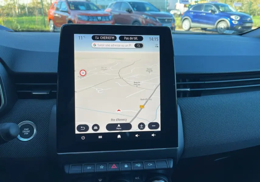 Écran tactile central avec navigation GPS dans l’habitacle d’une Renault Clio noire, vue de face.