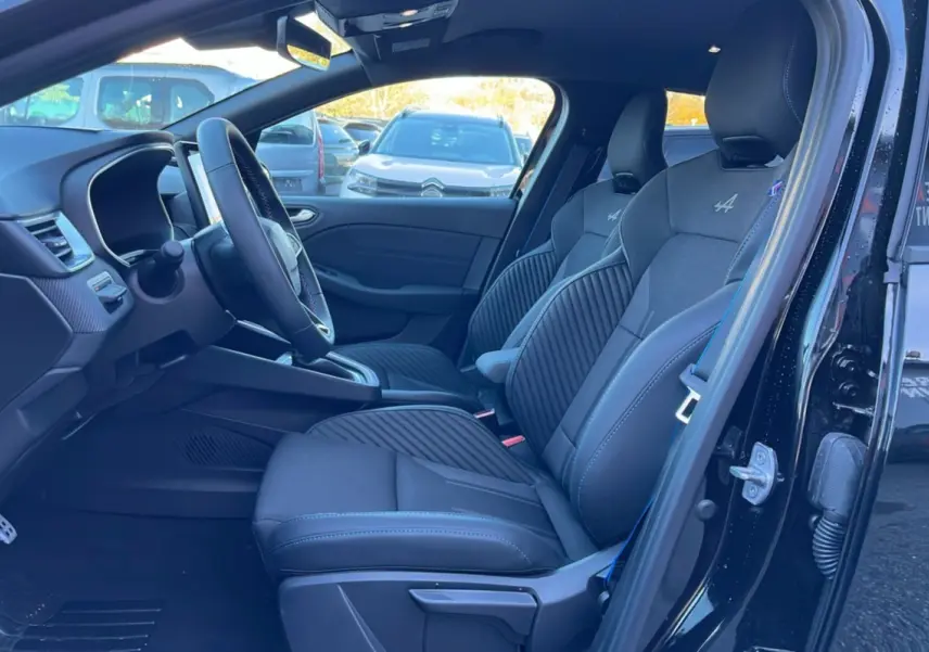 Vue intérieure côté conducteur de la Renault Clio V E-Tech 145 Esprit Alpine Bose noir étoilé, sièges sport avec logo Alpine brodé.