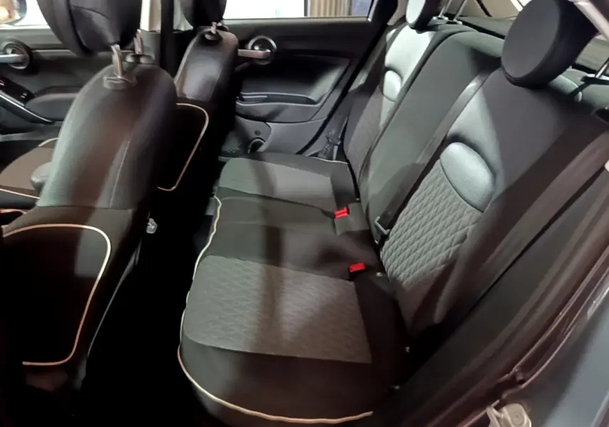 Vue intérieure côté droit des sièges arrière gris foncé avec surpiqûres claires de la FIAT 500X 2019 City Cross.