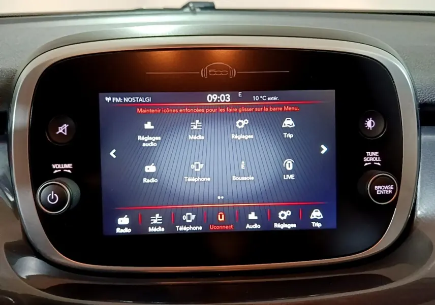 Écran tactile central allumé du tableau de bord d'une Fiat 500X gris foncé, affichant le menu multimédia.