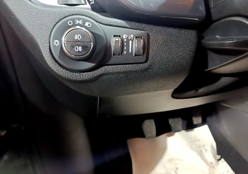 Vue rapprochée des commandes d’éclairage côté gauche du tableau de bord d’un FIAT 500X gris foncé de 2019.