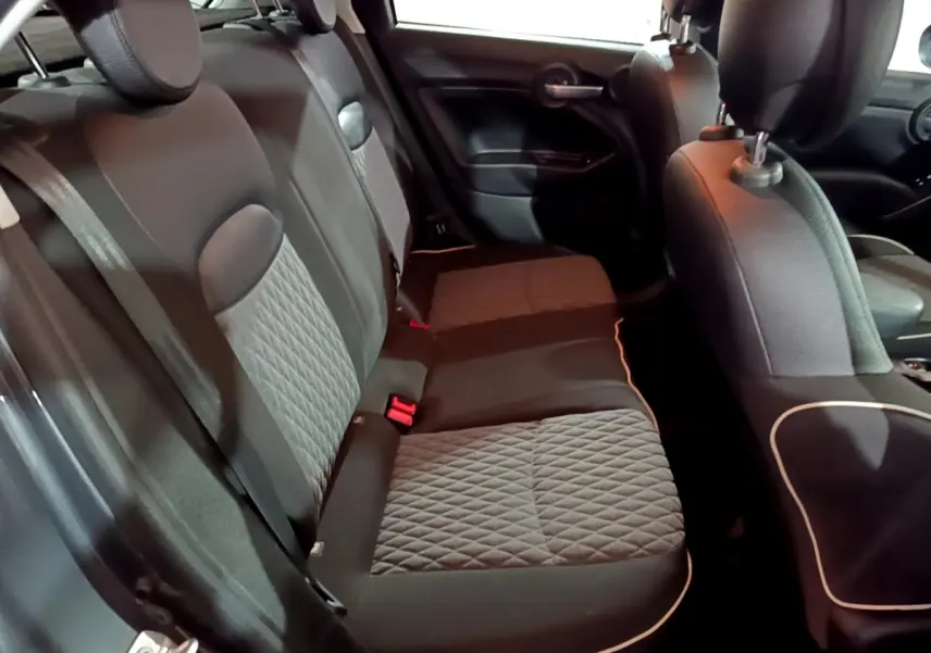 Vue intérieure côté gauche montrant la banquette arrière gris foncé avec surpiqûres et appuie-têtes du Fiat 500X.