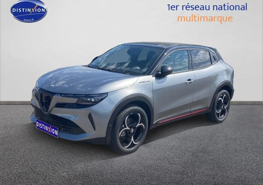 Vue 3/4 avant droite d'une Alfa Romeo Junior gris t/noir avec jantes alliage et vitres teintées.