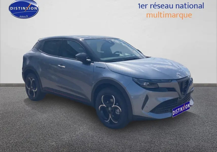 Alfa Romeo Junior 1.2 hybride gris t/noir en 3/4 avant droit avec jantes alliage et vitres teintées.