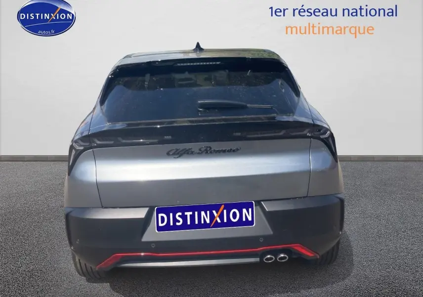 Vue arrière d’une Alfa Romeo Junior 1.2 hybride gris t/noir avec hayon électrique et feux arrière LED.