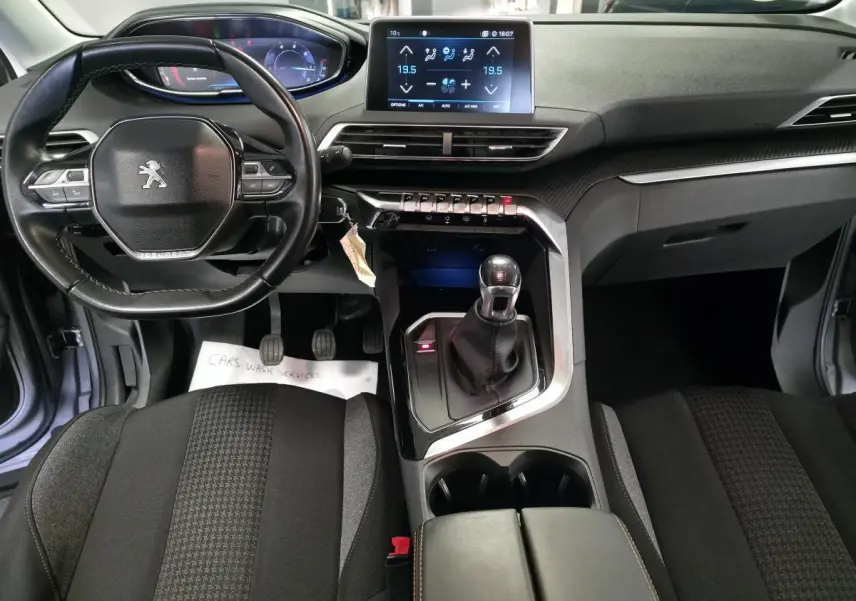 Intérieur Peugeot 3008 2018 vue avant centrée sur volant cuir, tableau de bord numérique et console avec boîte manuelle.