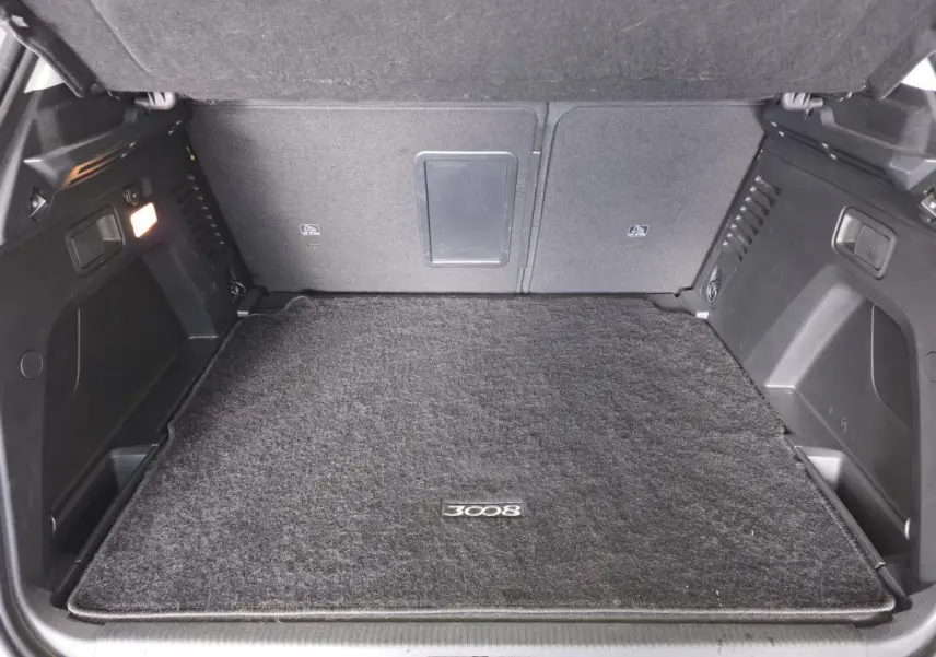 Coffre ouvert du Peugeot 3008 gris, vue intérieure montrant le tapis de sol avec logo 3008.
