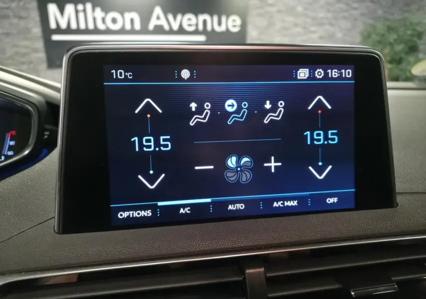 Écran tactile central du tableau de bord du Peugeot 3008 gris, affichant la climatisation bi-zone à 19,5°C.