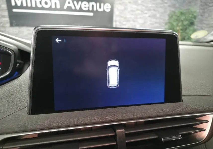 Écran tactile intérieur affichant l'aide au stationnement du Peugeot 3008 gris, vue centrée sur la console.