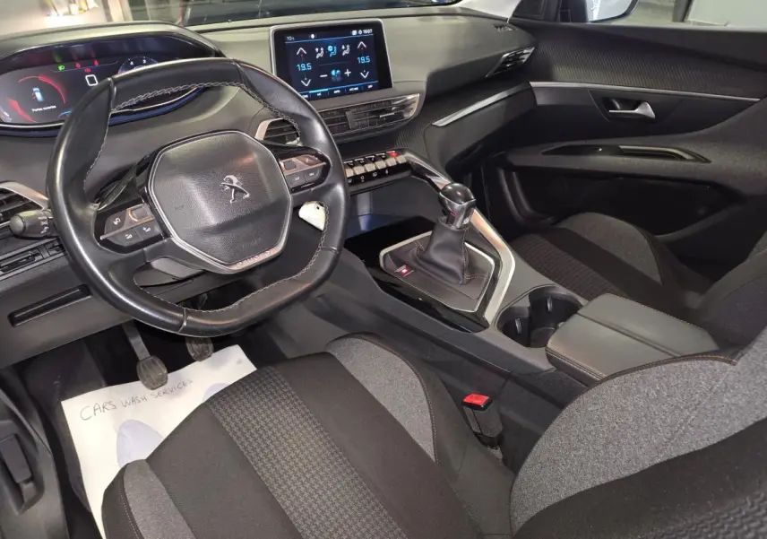 Intérieur Peugeot 3008 2018 vu côté conducteur, volant cuir, tableau de bord numérique et boîte manuelle.