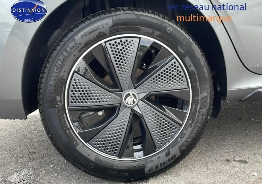 Gros plan sur la roue arrière droite gris graphite d’un Skoda Kamiq 2026 avec jante alu noire et grise au design perforé.