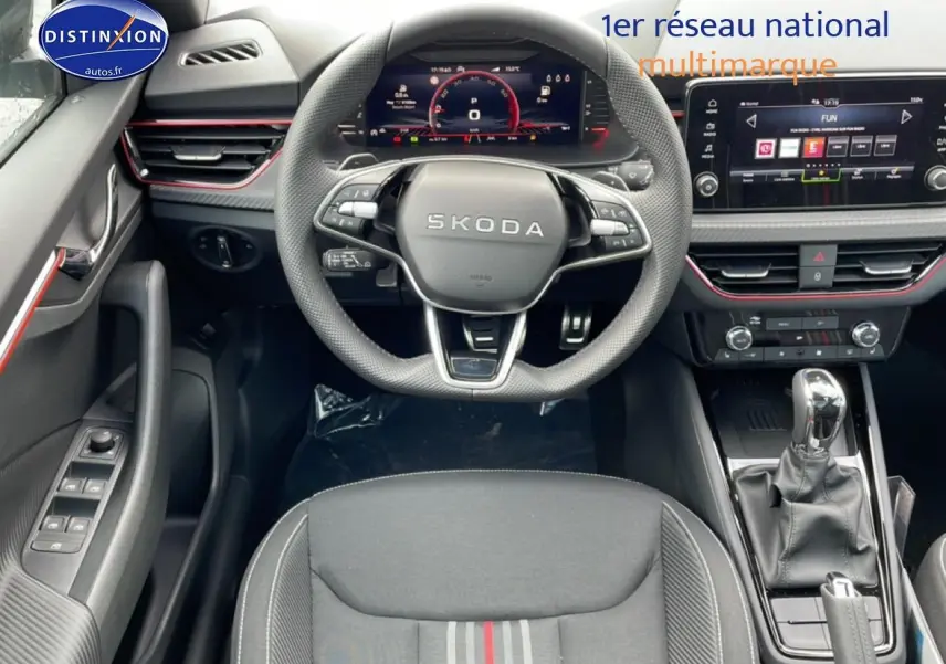 Intérieur avant du Skoda Kamiq gris graphite, vue centrée sur le volant multifonction et la console tactile.