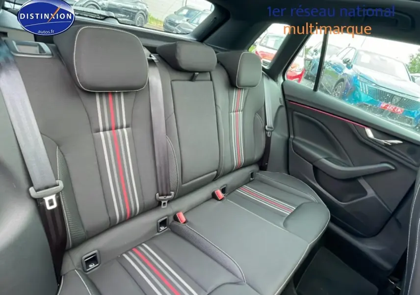 Vue intérieure côté droit sur la banquette arrière noire avec bandes grises et rouges du Skoda Kamiq Monte Carlo 2026.