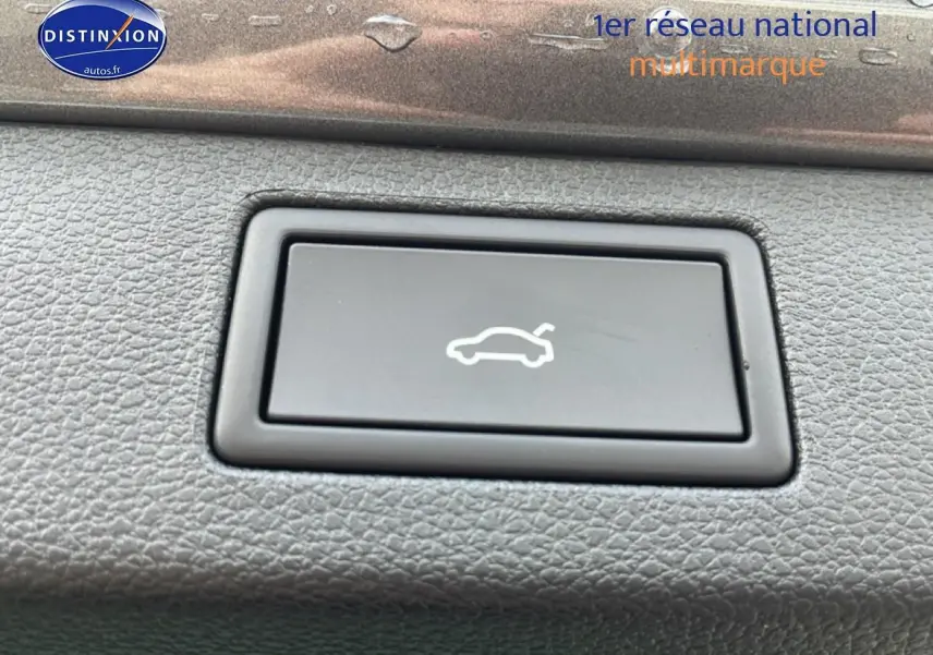 Bouton d'ouverture électrique du hayon sur tableau de bord en cuir et insert bois du Skoda Kamiq gris graphite 2026.