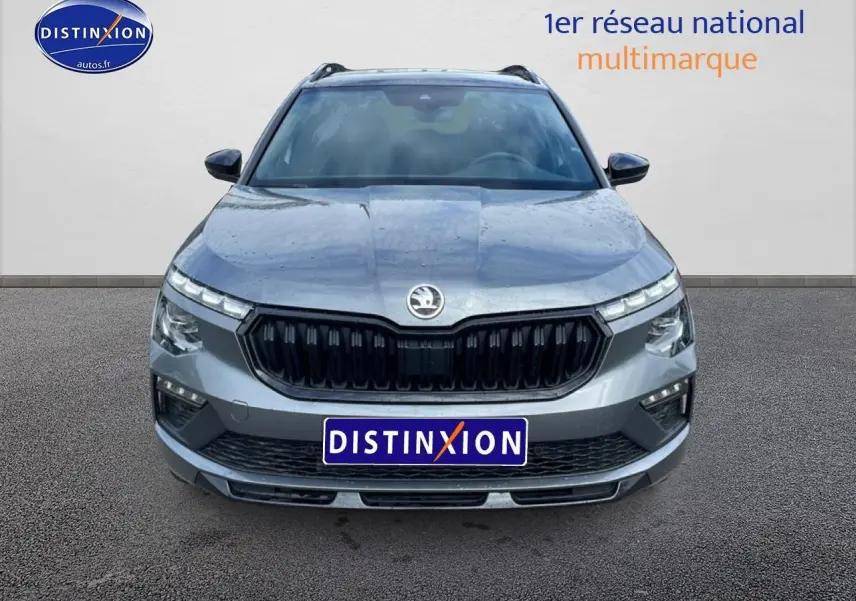 Vue avant d'un Skoda Kamiq gris graphite 2026 avec calandre noire et phares LED distinctifs.