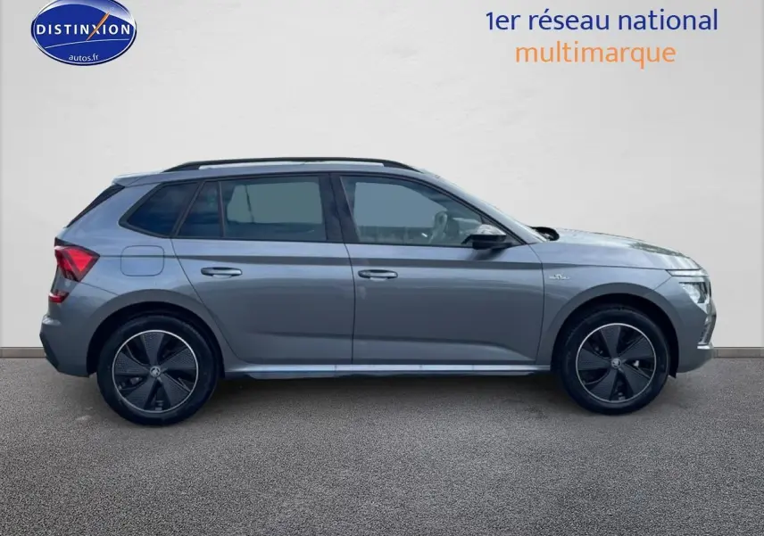 Vue latérale droite du SUV SKODA KAMIQ gris graphite finition Monte Carlo avec jantes alliage noires et toit panoramique.