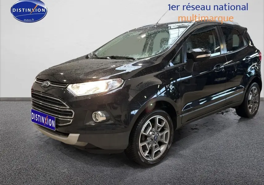 Ford EcoSport noir vue 3/4 avant droit avec jantes alu et phares allumés en intérieur showroom.