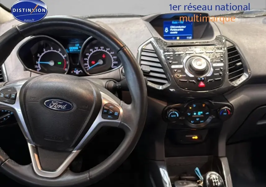 Vue intérieure centrée sur le volant cuir multifonction et la console centrale du Ford EcoSport noir 2017, boîte manuelle.