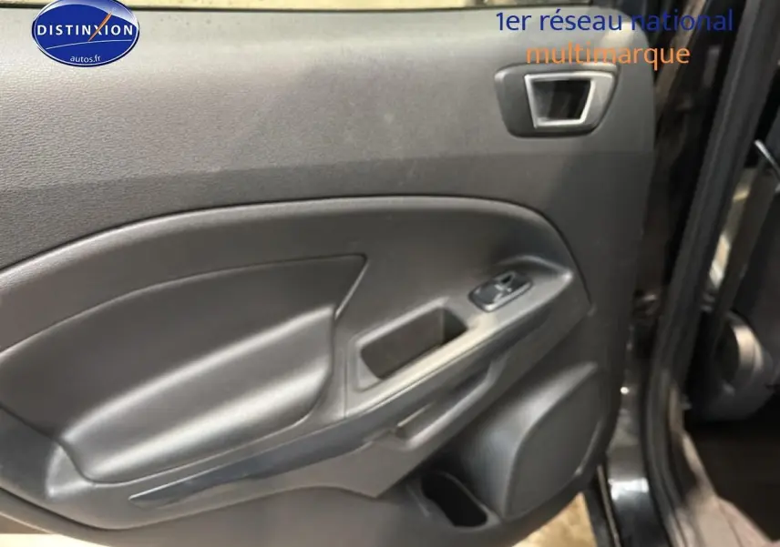 Gros plan sur la porte avant droite noire du Ford EcoSport 2017, avec commande de vitre et haut-parleur intégré.