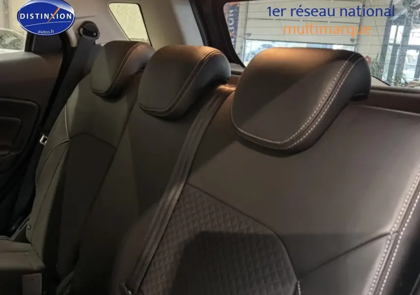 Vue intérieure sur la banquette arrière en cuir noir avec surpiqûres blanches du Ford EcoSport 2017, version ST-Line.