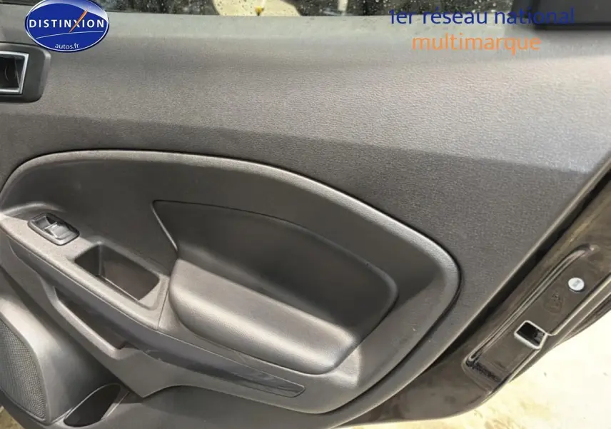 Vue rapprochée de la porte avant droite noire du Ford EcoSport 2017 avec accoudoir et commande de vitre électrique.
