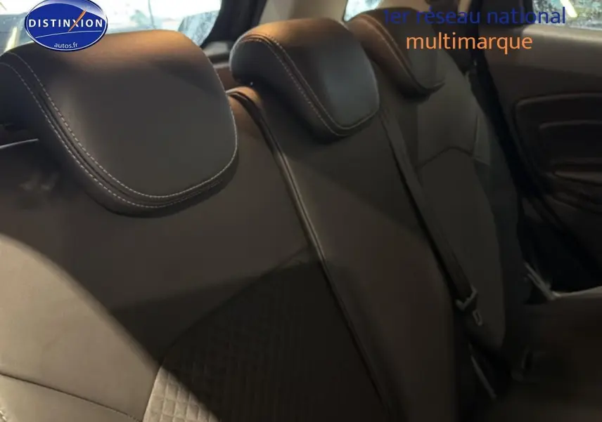 Vue intérieure sur la banquette arrière noire du Ford EcoSport 1.0 Ecoboost 140 ST-Line avec appuie-têtes rembourrés.