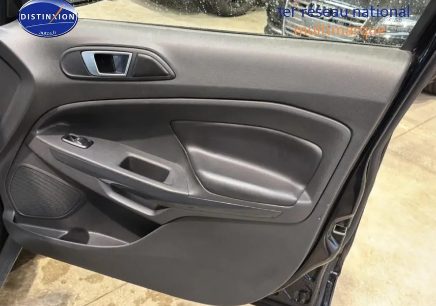 Vue intérieure de la porte avant gauche noire du Ford EcoSport 2017, avec commande de fenêtre et haut-parleur intégré.