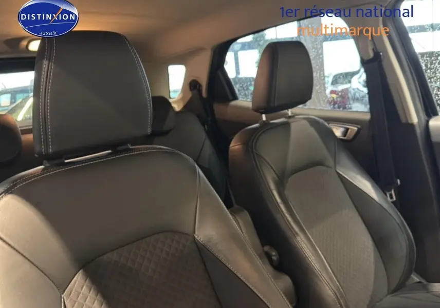Vue intérieure rapprochée des sièges avant en cuir noir du Ford EcoSport 2017, soulignant la finition st-line.