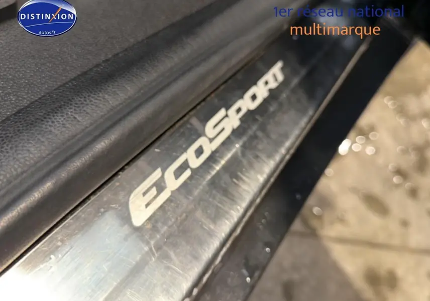 Gros plan sur la plaque de seuil de porte noire avec logo Ecosport en lettres blanches, vue côté gauche.