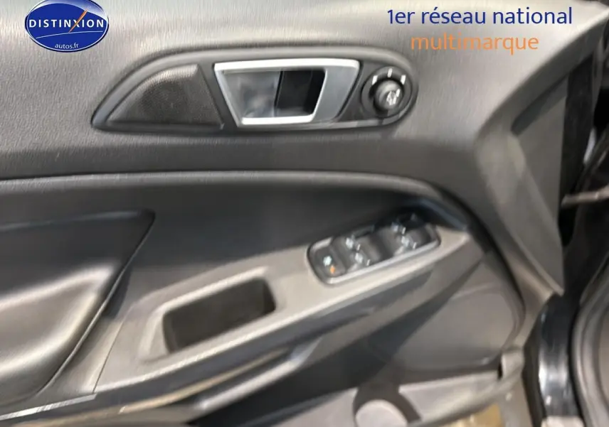 Intérieur côté conducteur de Ford EcoSport noir 2017, avec commandes de vitres et poignée de porte visibles.