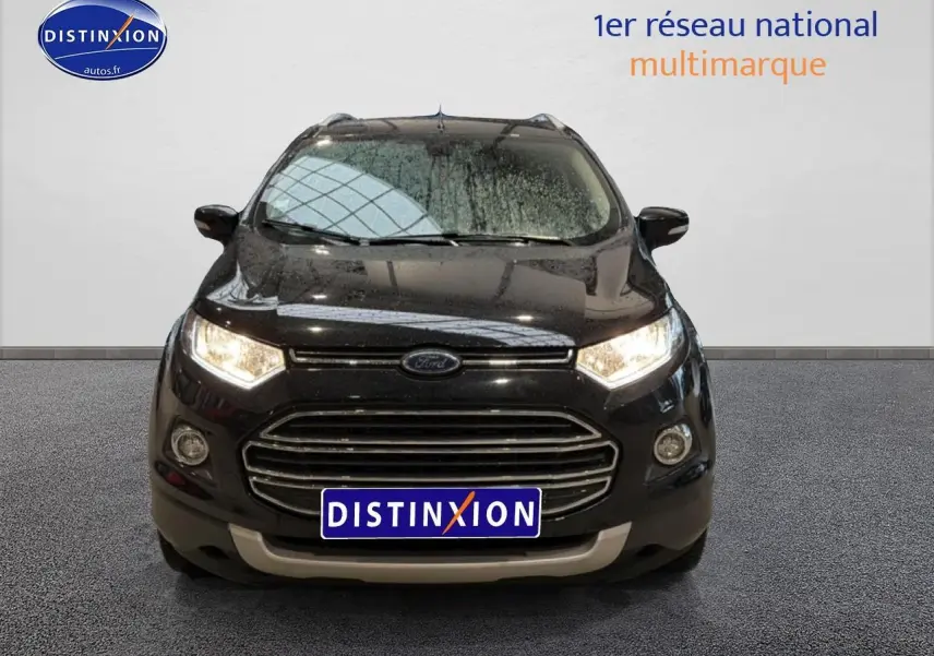 Vue avant d'un Ford EcoSport noir 2017 avec phares allumés et calandre chromée distinctive.