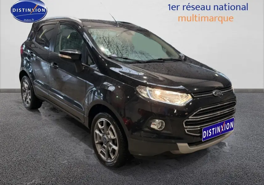 Ford EcoSport noir vue 3/4 avant droit, avec jantes alu et barres de toit visibles en intérieur showroom.