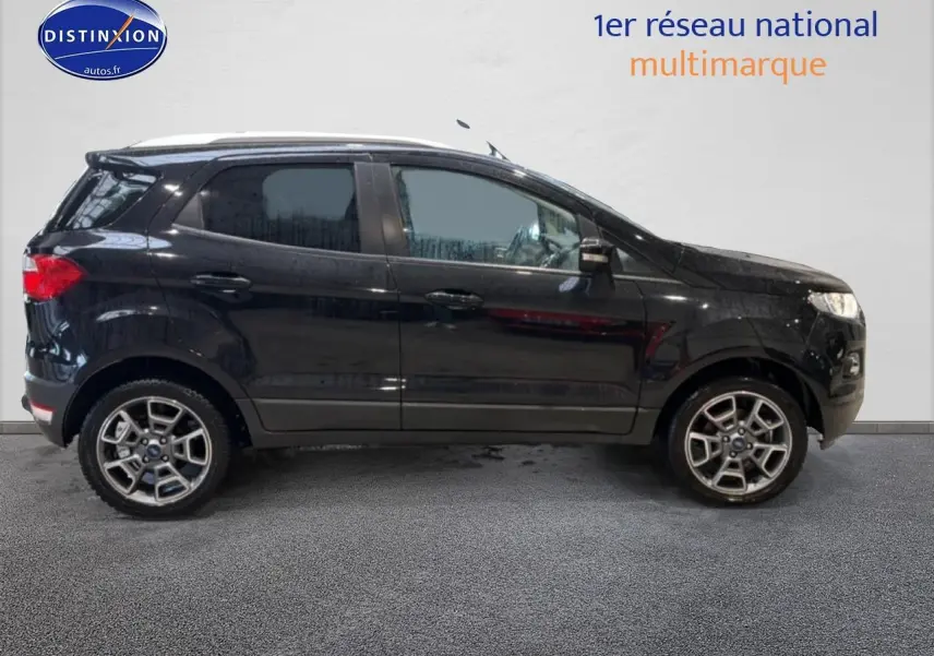 Ford EcoSport noir vu de profil côté gauche avec jantes alliage et barres de toit blanches.
