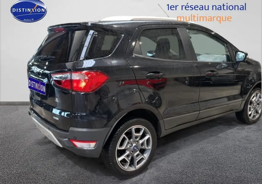 Ford EcoSport noir en 3/4 arrière droit, avec jantes alu et barres de toit visibles sur fond neutre.