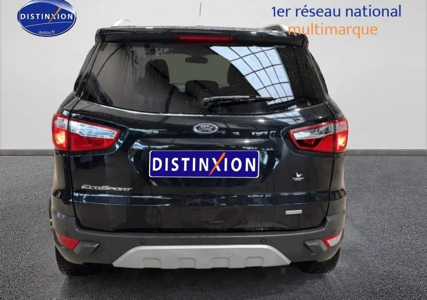 Vue arrière d’un Ford EcoSport noir 2017 avec feux allumés et barres de toit visibles.