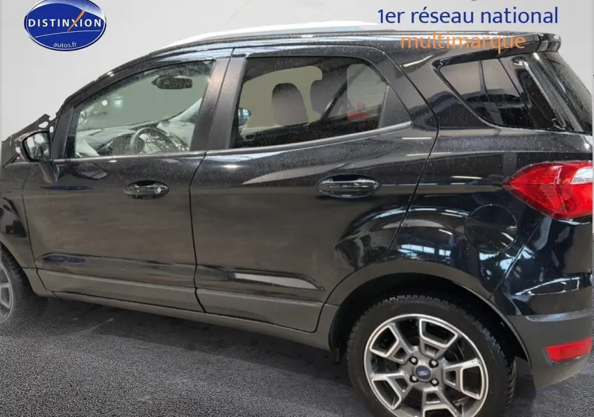 Vue de profil côté gauche du Ford EcoSport noir 2017 avec jantes alliage et barres de toit noires.