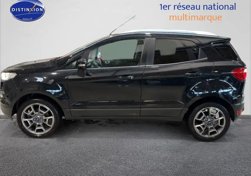 Ford EcoSport noir vu de profil côté gauche, avec jantes alliage et barres de toit blanches.