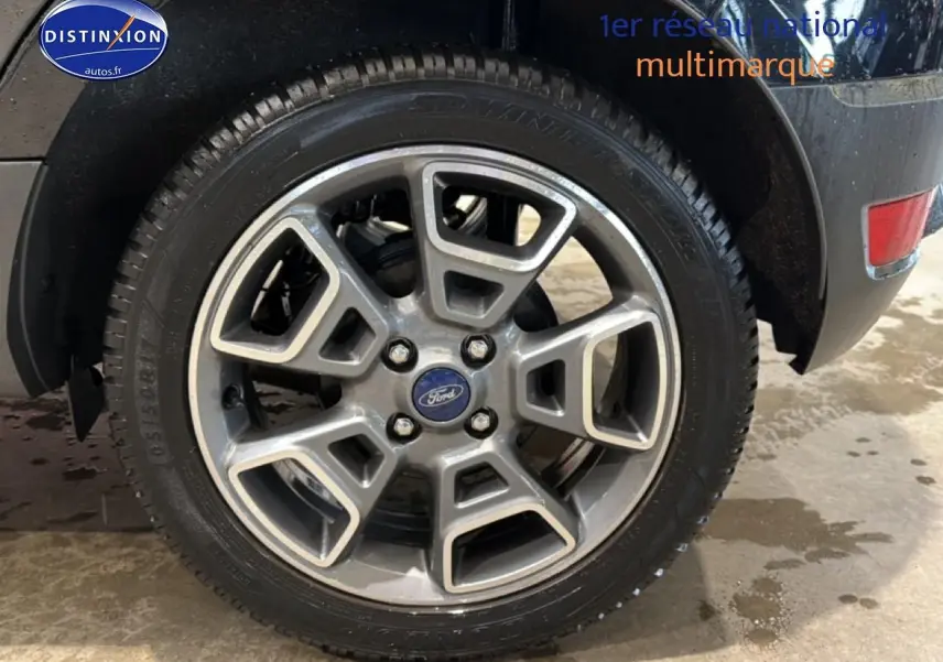 Gros plan sur la roue arrière droite noire du Ford EcoSport 1.0 Ecoboost 140 ST-Line avec jante alu distinctive.