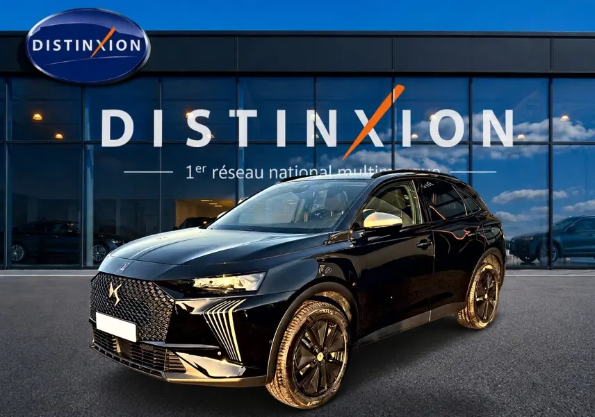 DS7 1.5 BlueHDi noir vue 3/4 avant avec calandre distinctive et jantes noires devant un showroom Distinxion.