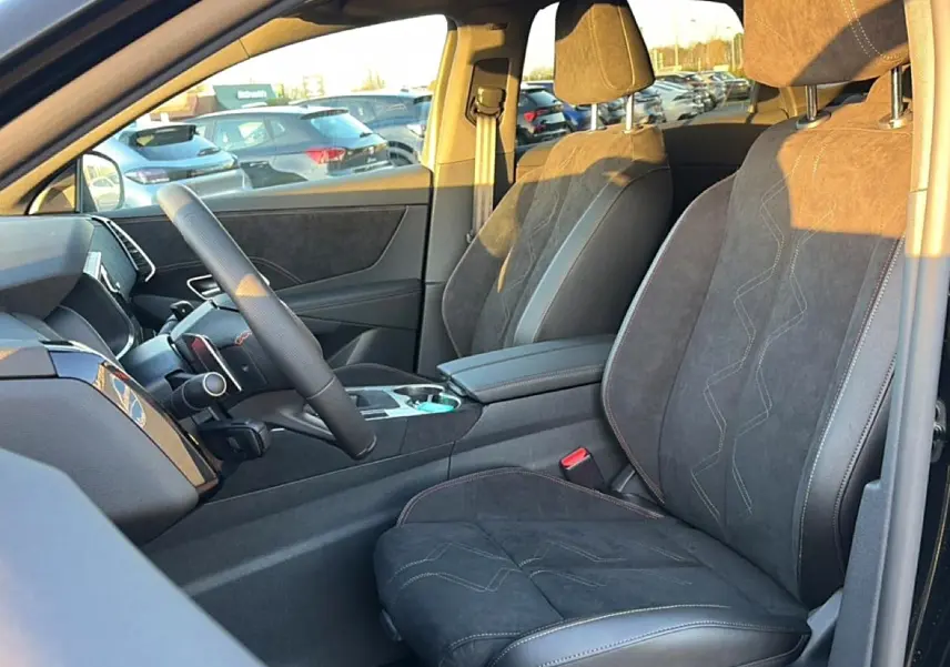 Vue intérieure côté conducteur du DS7 1.5 BlueHDi 130 noir, sièges en cuir et alcantara avec surpiqûres contrastées.