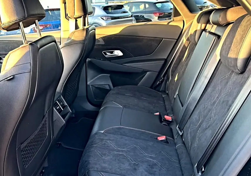 Vue intérieure côté droit des sièges arrière noirs en cuir et alcantara du DS7 1.5 BlueHDi 130 Performance Line 2026.
