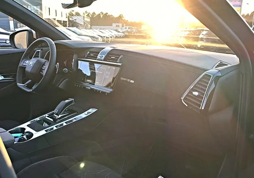 Vue intérieure côté conducteur du DS7 noir 2026, mettant en valeur le tableau de bord moderne et l'écran tactile central.