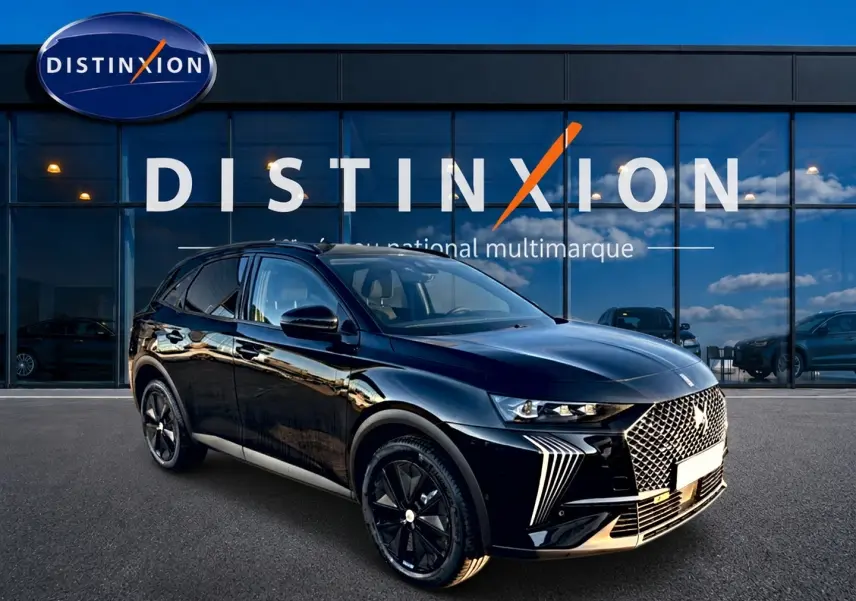 DS7 noir en 3/4 avant droit, mettant en valeur sa calandre distinctive et ses jantes noires brillantes.