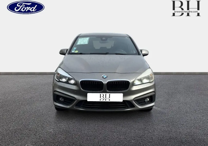 Vue avant d'une BMW Série 2 Active Tourer 216dA platinumsilber avec calandre double haricot et phares allumés.