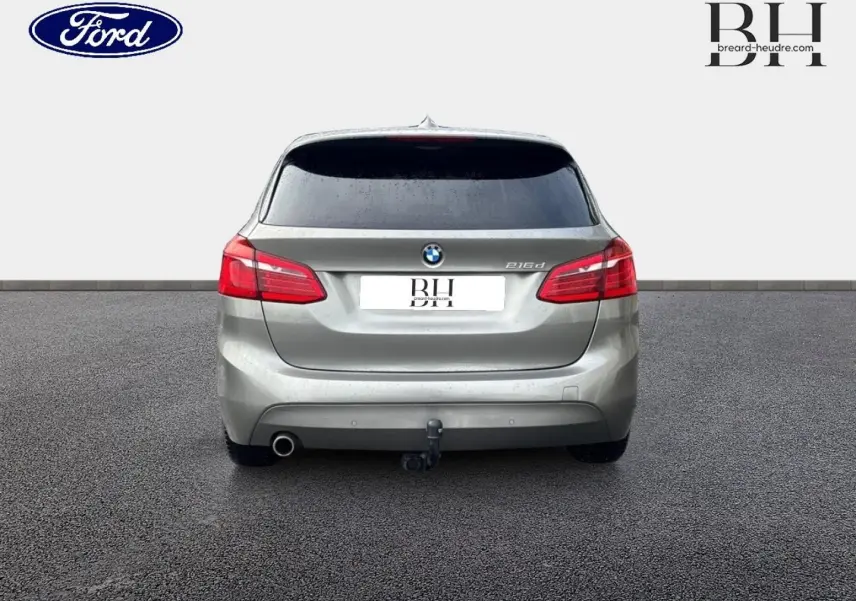 Vue arrière d'une BMW Série 2 Active Tourer 216d gris platine avec attelage et vitres teintées.