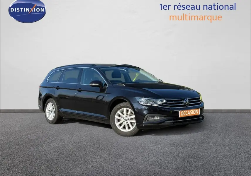 Volkswagen Passat SW noir intense nacré vue 3/4 avant droit avec calandre chromée et jantes alu.