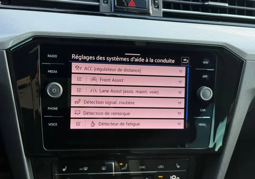 Écran tactile central de la Volkswagen Passat SW noir nacré, affichant les réglages d’aide à la conduite.