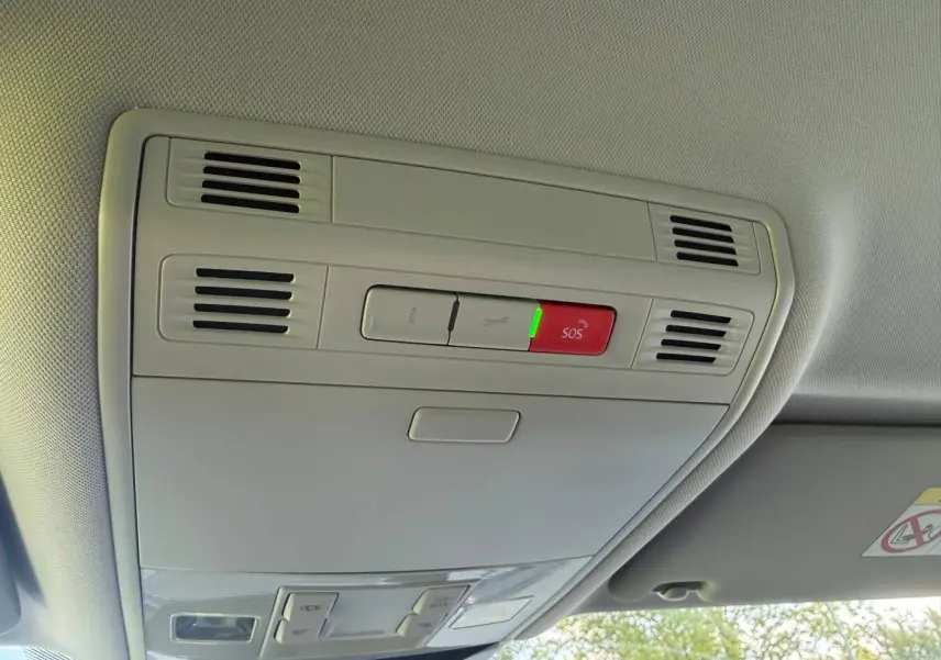 Vue intérieure du plafonnier avec bouton SOS rouge et éclairage intégré dans un Volkswagen Passat SW noir nacré.