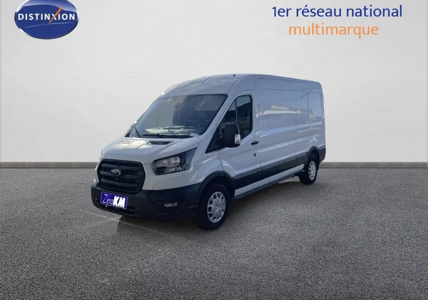 Ford Transit Fourgon blanc vu en 3/4 avant droit, avec calandre noire et jantes acier simples.