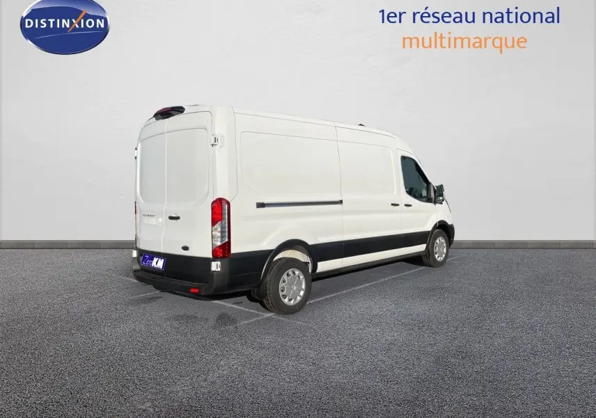 Ford Transit Fourgon blanc vu en 3/4 arrière droit sur un parking devant un mur blanc avec logo Distinxion.